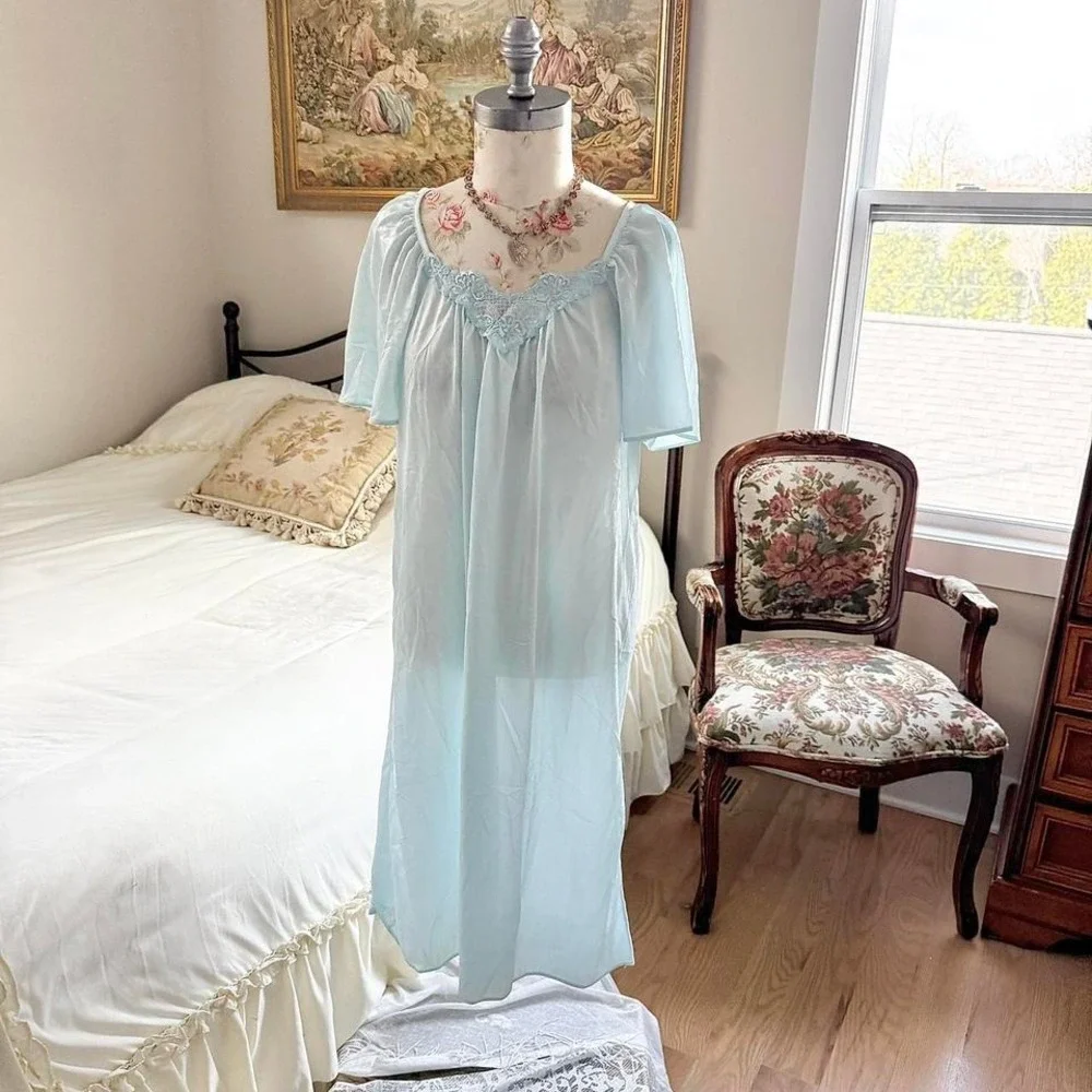 70s Quiet Moments baby blue nightgown fits‎ like a large
